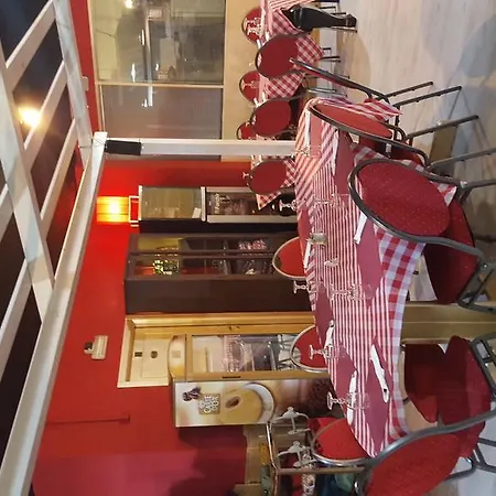לינה וארוחת בוקר Ai Prati 3*